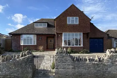 Lovely seaside chalet with just a 2 minute walk to the beach!