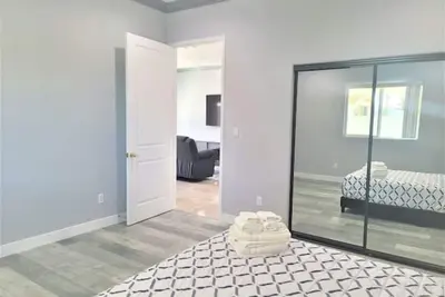 Image de High Ceiling*2-levels Home*5 miles to Disneyland