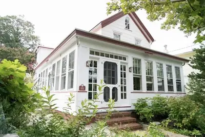 Image de Bright and cheerful! Windows surround this historic Cape May retreat!