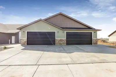 Image de New construction duplex, clean & comfortable 1075