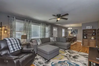Image de Bright, Cozy House w\/ Large Fenced Backyard!