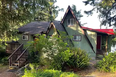 Image de Serene A-frame cabin with ocean and mountain views!