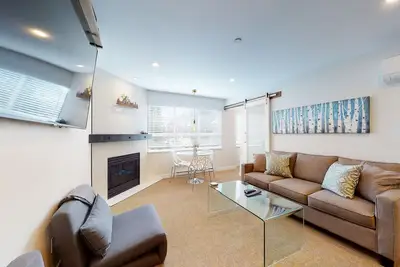 Image de Single-level condo with fast WiFi, washer/dryer, fireplace & balcony