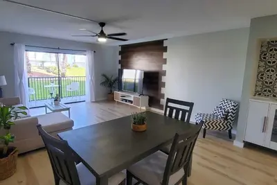 Image de Newly renovated. Across from the beach apartment