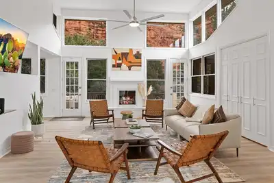 Image de Gorgeous Home Filled with Natural Light, Stylish Design, Amazing Views! Lavish