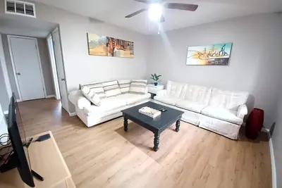 Image de Centrally located, updated modern apt, free parking, restos, I-25, airport 41