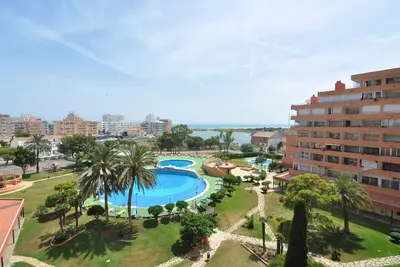 Image de Studio confortable à Roses, Costa Brava! Pour 4 personnes, terrasse avec vue, piscine communautaire. Proche de la plage et des attractions. Reserve maintenant!