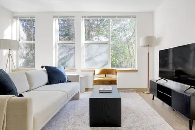 Image de Hip Wallingford 2br w/ W/D & Rooftop Lounge, near 99 & I-5, by Blueground