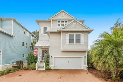 Image de Coastal home with WiFi, central Ac, decks, grill, firepit, pool, and dock