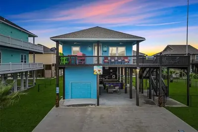Image de Custom/cozy- beach house, walking distance to beach and everything you need.