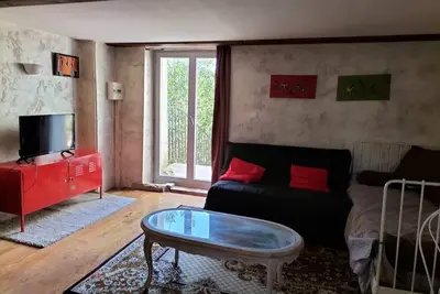 Image de Studio avec piscine d'été dans petit village en Dordogne