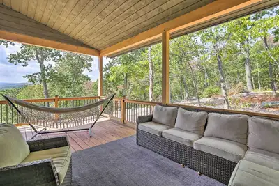 Image de 'The Glabin’: Garrison Gem w\/ Deck & Fire Pit!