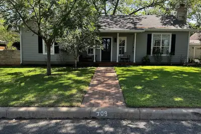 Image de Spacious 3 bedroom house 3 blocks from Main St.
