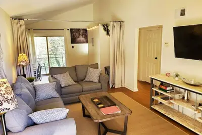 Image de Top-floor, Walk to Downtown Athens with pool!
