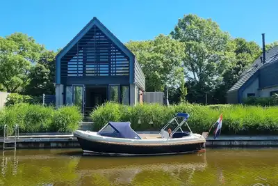 Image de Luxurious detached watervilla with jetty near the lake