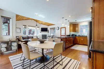 Image de Pet-Friendly, 5-Star 3 Level Home. Hot Tub, Deck, Gas Grill. Near The Village