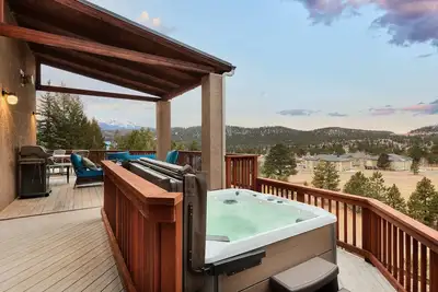 Image de ★ Huge Luxury Home ★ Views ★ Hot Tub ★ Fire Pit ★