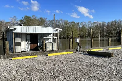 Image de Drive up & park 6 ft from this clean, equipped houseboat in Cypress Cove Marina