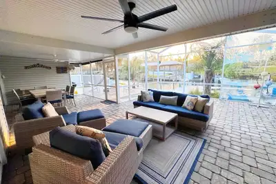 Image de Beautiful Waterfront Home- large dock, huge patio, very close to the springs!