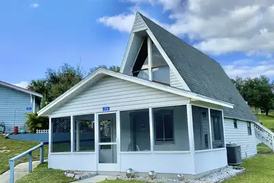 Image de Elegant Mermaid-themed A-Frame Home: 30-40 min to Disney & Universal theme parks