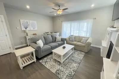 Image de Lemonade: Coastal Oasis Blocks from Beach