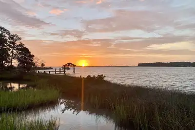 Image de Waterfront 4br- Private Pier, Kayaks, Fishing, Beautiful Sunrises and Sunsets!