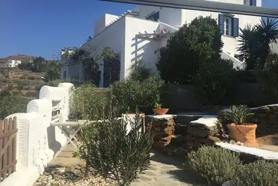 Private ground flat  for a family with 2 children in a beautiful Cycladic Villa