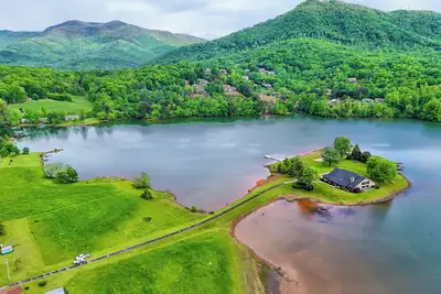 Image de Lake Haven on Chatuge - By Chatuge Home Concierge<br> Indoor Pool, covered boat slip, swim dock, hot tub, firepit, beach sand volleyball, kayaks