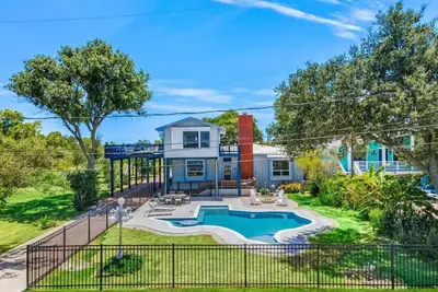 Image de Tranquil Home with Texas-Shaped Private Pool