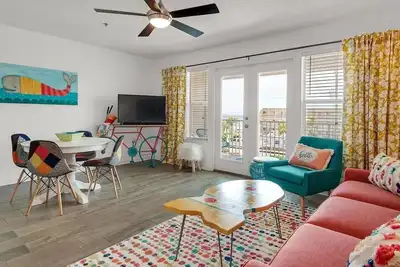 Image de Crystal Beach Destin Condo~Pool & Hot Tub~Steps to Beach!