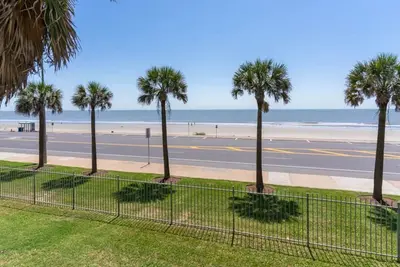 Vitamin Sea @ The Dawn, Beach front 2 Br Condo