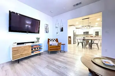 Image de *Close to Hospitals*Secure Yard*Midtown*Driveway Parking*