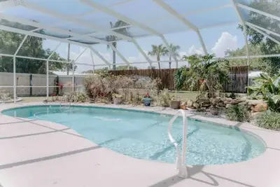 Image de Spacious home, screened in heated pool, outdoor grill, convenient location!