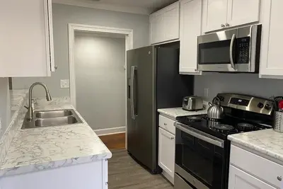 Image de Pet Friendly Charming Lakeshore Bungalow Sleeps 6