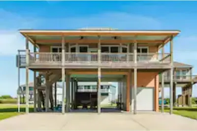 Image de Salty Seas Beach house, 4br/3ba, Ocean Views, Walk to beach, Huge covered patio