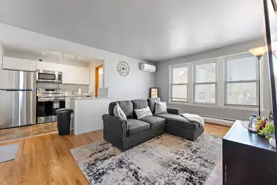 Image de Lovely 2 Bedroom Rental Blocks Away From Allianz!