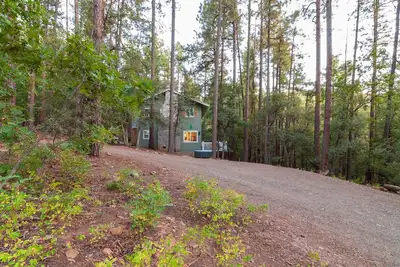 ♨ Acre Retreat w\/ HotTub ♨ Secluded in the National Forest ♨ 9mi to downtown ♨