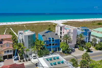 Image de Crystal Sands | Home w/ Ocean Views, Private Pool, & Rooftop Lookout! Steps to Siesta Key Beach