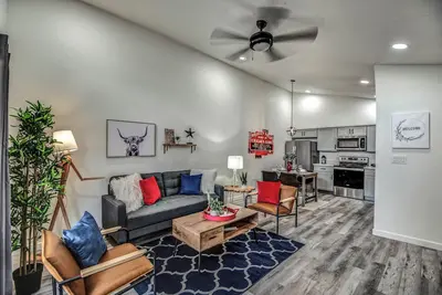 Image de ☺ Just Remodeled ☺ Sparkling Townhouse with Patio!