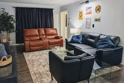 Image de Akita Lover Home - Beautiful New Remodel - 3bd 2. 5ba - 4. 2mi to Caromont Health