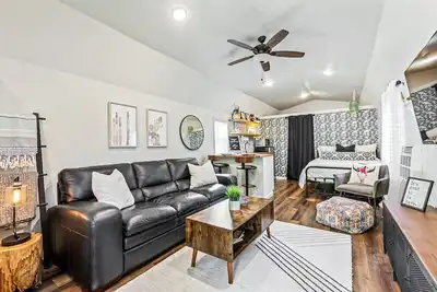 Image de Cute & Cozy Tiny House Minutes to Downtown Waco!