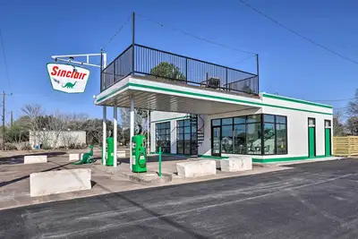Image de Unique Texas Home in Converted Gas Station!