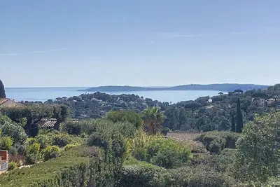 Image de Dans domaine avec piscine, tennis, club house, mas pour 6 personnes, vue mer