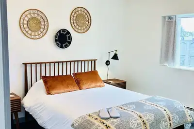 Image de Modern Luxury! Central Downtown Condo with parking! (License #6072)