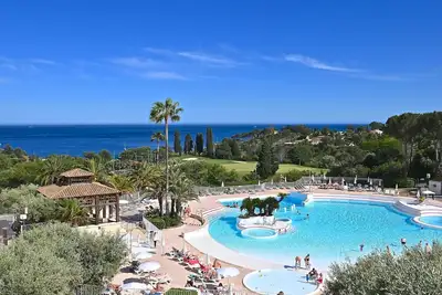 Image de Agréable appartement avec piscine, climatisation, Wifi, Tv, terrasse, animaux admis et parking