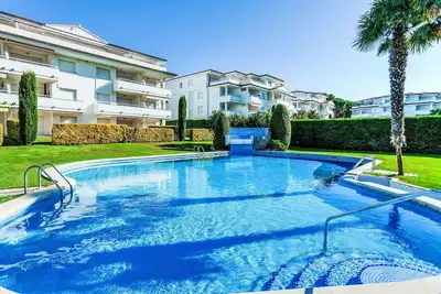 Agréable appartement pour 4 personnes avec piscine, Wifi, Tv, patio et parking