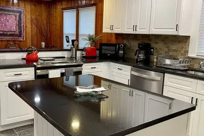 Image de Great family house in a perfect spot - 10 min to Beach and Downtown!