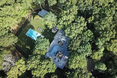 Image de Amagansett Home on 2+ acres - near town and beaches