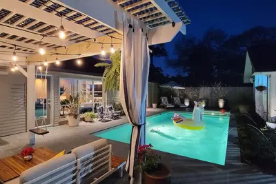 Image de Charming Bungalow with pool/jacuzzi/game room.