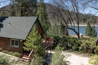 Image de 2 Br log cabin with lake view, wrap-around deck, Ping-Pong & wood stove